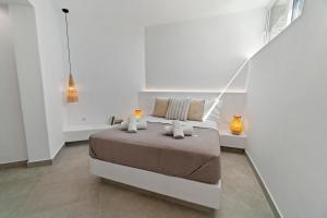 Posteľ alebo postele v izbe v ubytovaní Villa Thalassa, Beachfront, Private Pool & Sunset Views by Explore Andros