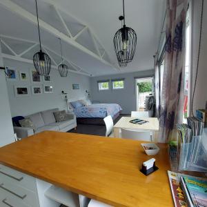 een woonkamer met een tafel en een slaapkamer bij Welbourn Accommodation in New Plymouth