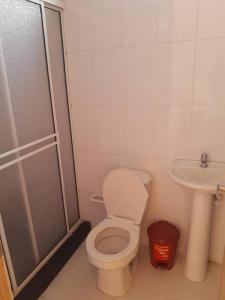 a bathroom with a shower and a toilet and a sink at Hermoso Apartamento Cerca a la Playa Puerto Colombia in Puerto Colombia