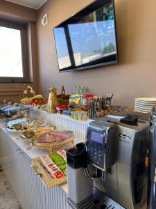 un buffet con cibo su un tavolo accanto a una macchina del caffè di Ardani hotel,Samarqand a Khodzha-Akhrar