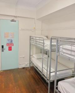 Postel nebo postele na pokoji v ubytování The Downing Hostel
