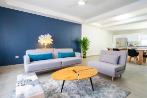 een woonkamer met een bank, twee stoelen en een tafel bij Modern 3BR Home with Own Private Pool in Philipsburg