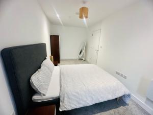 a small bedroom with a bed and a chair at Hemel Apartments - Hemel Haven in Hemel Hempstead
