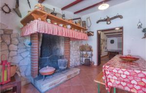 sala de estar con chimenea de ladrillo y mesa en Beautiful Home In Pula With 2 Bedrooms And Wifi en Pinezići