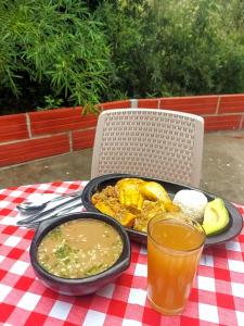 una mesa con una bandeja de comida y una bebida en Mangüeña Alojamiento Rural en Santa Rosalía de Guagua