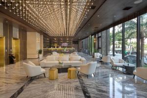 Posezení v ubytování Golden Lotus Grand Da Nang - Panoramic Rooftop Bar & Daily Afternoon Tea