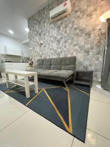 uma sala de estar com um sofá e uma mesa num tapete em Alantis Residence/CityArea/4-6Pax/Jonker/JHomestay em Malaca