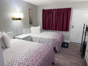 Postel nebo postele na pokoji v ubytování Sundown Lodge