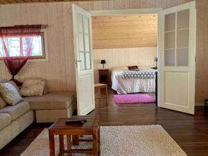 - un salon avec un lit et un canapé dans l'établissement Villa Hyppykallio, LaatuLomat, à Juva