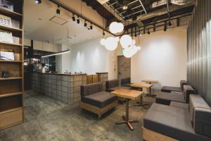 um restaurante com cadeiras, uma mesa e um balcão em HELIO HOSTEL SAPPORO em Sapporo