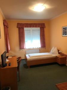 A bed or beds in a room at Hotel Weldi
