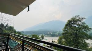 a balcony with a view of a mountain at Sana cottage - Affordable Luxury Stay in Manali in Manāli