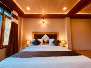 sypialnia z dużym łóżkiem w pokoju w obiekcie Sana cottage - Affordable Luxury Stay in Manali w mieście Manāli