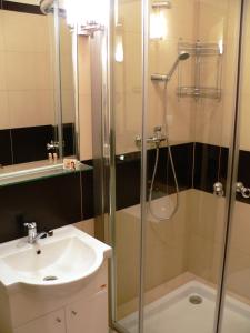 W łazience znajduje się prysznic i umywalka. w obiekcie Pensjonat Lira w mieście Krynica Zdrój