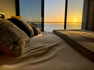 Postel nebo postele na pokoji v ubytování Ocean View Luxury Condo Oceanfront and Pool