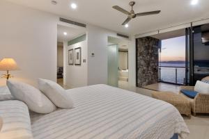 1 dormitorio con 1 cama y vistas al océano en Edge Apartments, en Hamilton Island