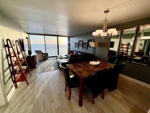 Posezení v ubytování Ocean View Luxury Condo Oceanfront and Pool