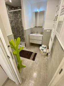 uma pequena casa de banho com lavatório e WC em Loft Nineteen Apartment em La Spezia
