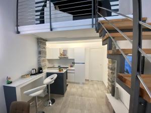 uma cozinha com uma escada num loft em Loft Nineteen Apartment em La Spezia