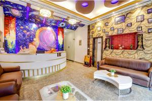 Posezení v ubytování FabHotel Prime Rockstar Suites