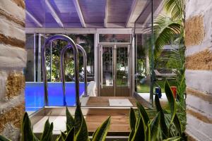 Villa Splantzia - Heated pool - Garden في مدينة خانيا: بيت فيه مسبح بالنباتات