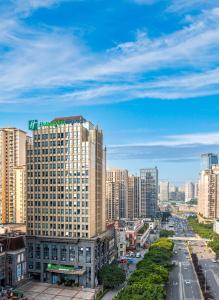 miasto z wysokimi budynkami i ulica z samochodami w obiekcie Holiday Inn Express Chongqing Guanyinqiao , an IHG Hotel w mieście Chongqing