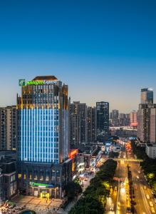 Blick auf eine Stadt mit einem hohen Gebäude in der Unterkunft Holiday Inn Express Chongqing Guanyinqiao , an IHG Hotel in Chongqing