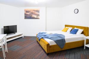 um quarto com uma cama e uma televisão de ecrã plano em Stay to Stay Apartments - võtmeta sissepääs em Tartu