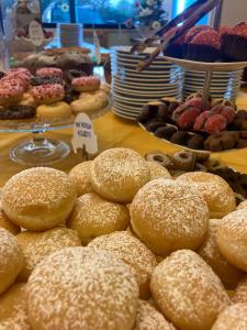 un mucchio di ciambelle e altri dolci su un tavolo di Hotel Vega Perugia a Perugia