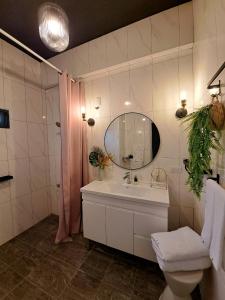 un bagno con lavandino, specchio e WC di Chi Mei Homestay a Green Island