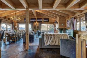 uma sala de jantar com mesa e cadeiras em Chalet le Grand Ours em La Tzoumaz mais 28 fotografias