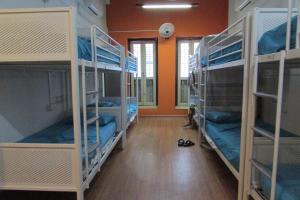 Двох'ярусне ліжко або двоярусні ліжка в номері MKS Backpackers Hostel - Dalhousie Lane