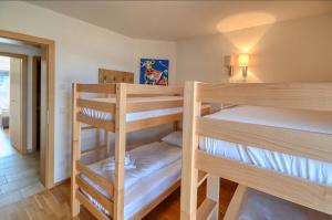 a bedroom with two bunk beds in a room at Alpin & Seeresort Penthouse 18 - by Alpen Apartments in Zell am See