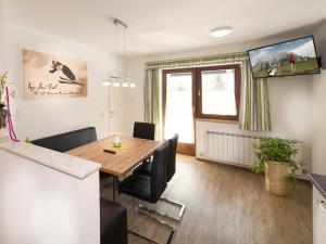 a dining room with a table and chairs at Haus Rainer in Mühlbach am Hochkönig