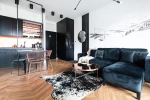 un salon avec un canapé et une table dans l'établissement WILLA POD KASPROWYM APARTAMENT NUMER 2-Air conditioning, à Zakopane