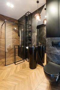 une salle de bain avec deux lavabos et une douche dans l'établissement WILLA POD KASPROWYM APARTAMENT NUMER 2-Air conditioning, à Zakopane