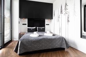 une chambre avec un lit avec deux serviettes dessus dans l'établissement WILLA POD KASPROWYM APARTAMENT NUMER 2-Air conditioning, à Zakopane