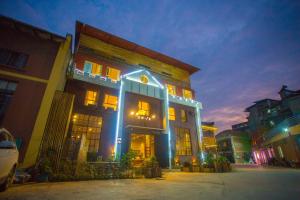 un grande edificio con luci sulla parte anteriore di Guilin Changshe Hotel a Guilin