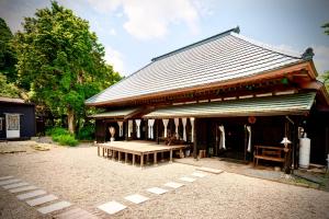 un edificio con una mesa de picnic delante de él en Traditional house, Blue moon villa, 古民家 蒼月庵 en Kimitsu