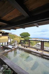 伊東市にある横浜藤よし伊豆店の家の景色を望む大型スイミングプール