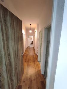 een hal met een houten vloer in een huis bij The Loft in Koper