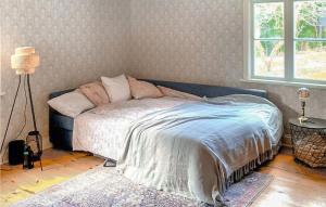 Postel nebo postele na pokoji v ubytování Pet Friendly Home In Boxholm With Kitchen
