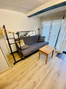 利摩日的住宿－Jolie chambre indépendante，带沙发和双层床的客厅