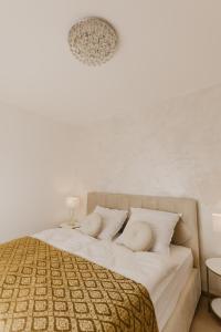 ein weißes Schlafzimmer mit einem Bett mit weißen Wänden in der Unterkunft Hill View Apartment Tatragolf in Veľká Lomnica