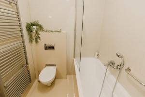 ein Badezimmer mit einem WC und einer Badewanne in der Unterkunft Hill View Apartment Tatragolf in Veľká Lomnica