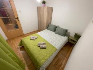 a room with a bed with two towels on it at Pokoje do wynajęcia - Podwisłocze 8a in Rzeszów