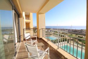 Balkoni atau teres di Stunning Seafront Portomaso Apartment