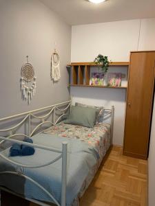 1 dormitorio con cama y estante en Pokoje do wynajęcia - Podwisłocze 8a, en Rzeszów