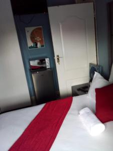 Rúm í herbergi á PS GOOD TIME GUEST HOUSE Contractor Group Accommodation Klerksdorp
