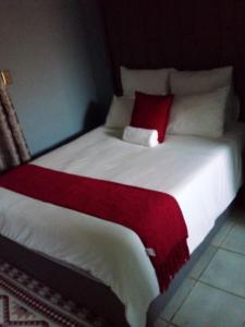 Rúm í herbergi á PS GOOD TIME GUEST HOUSE Contractor Group Accommodation Klerksdorp